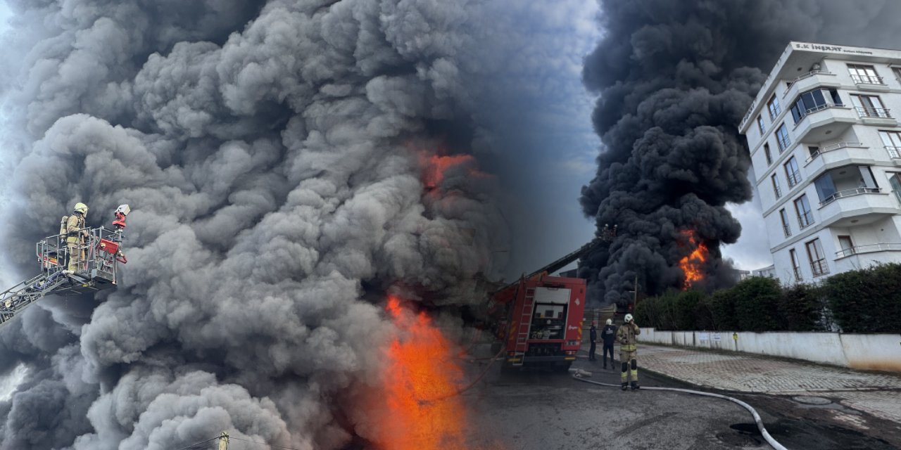 Çekmeköy'de lastik deposunda yangın