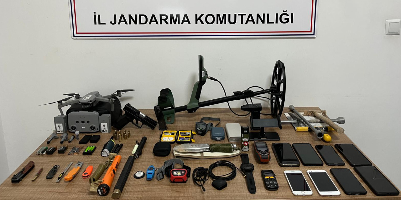 Define avcılarını jandarma suç üstü yakaladı!  Silah ve dedektörlerle yakalandılar