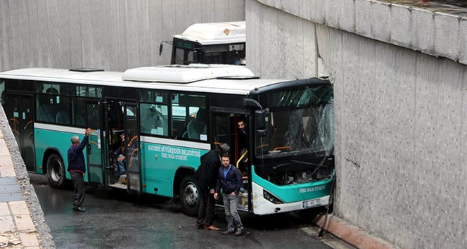 Özel halk otobüsü alt geçitte kaza yaptı; 8 Yaralı