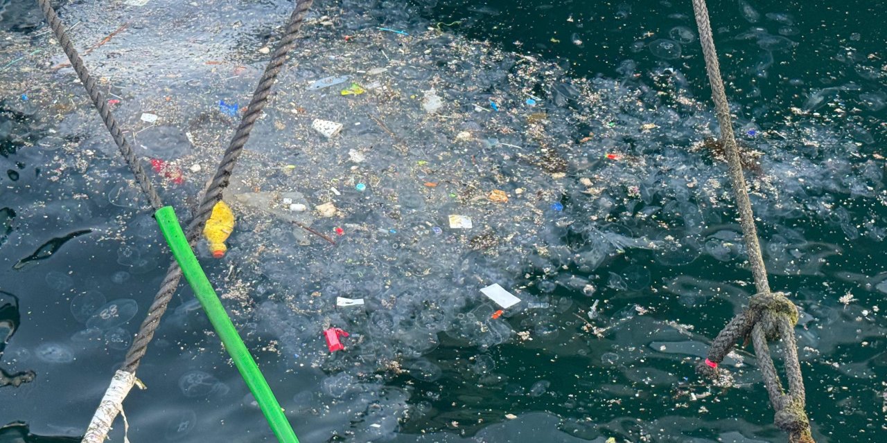 Beşiktaş'ta deniz yüzeyi çöplerle kaplandı