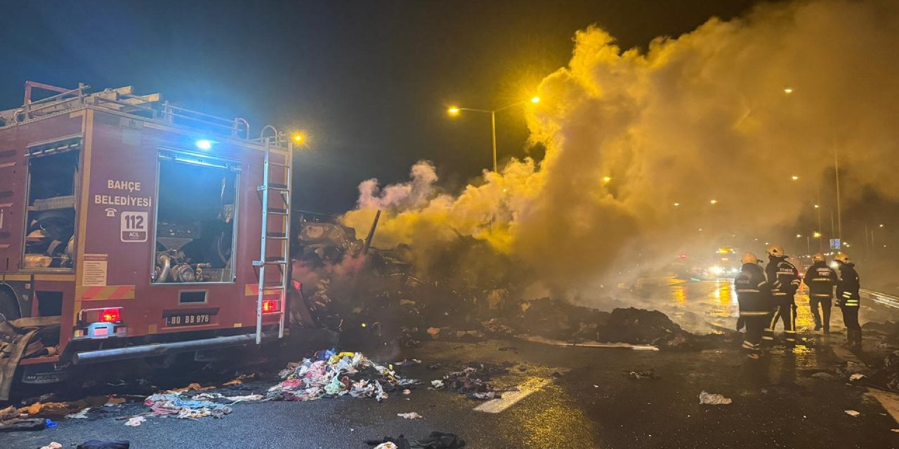 Gaziantep'te feci kaza. TIR otomobil ve otobüs birbirine girdi