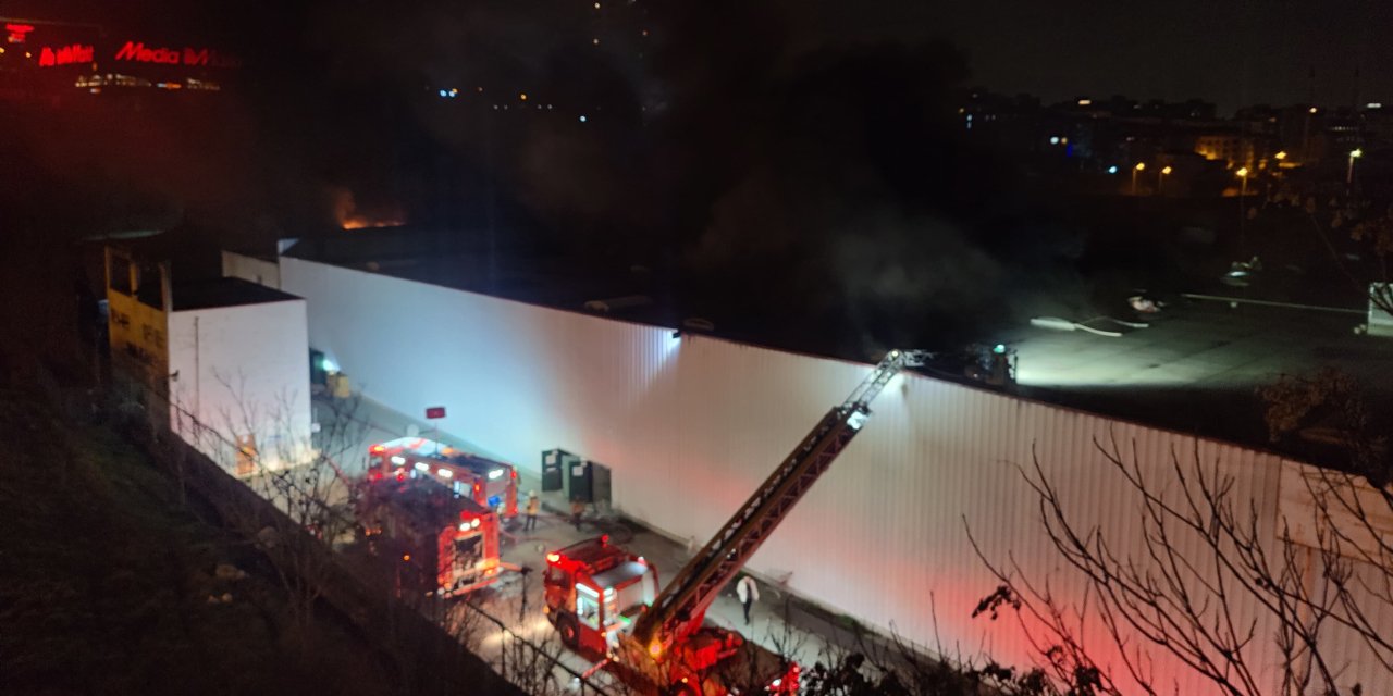 Esenyurt'taki AVM deposunda yangın
