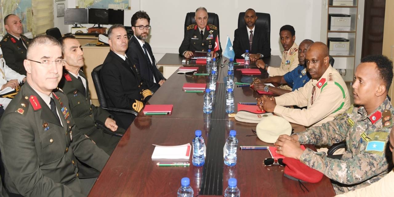 Orgeneral Metin Gürak Somali’de askeri törenle karşılandı