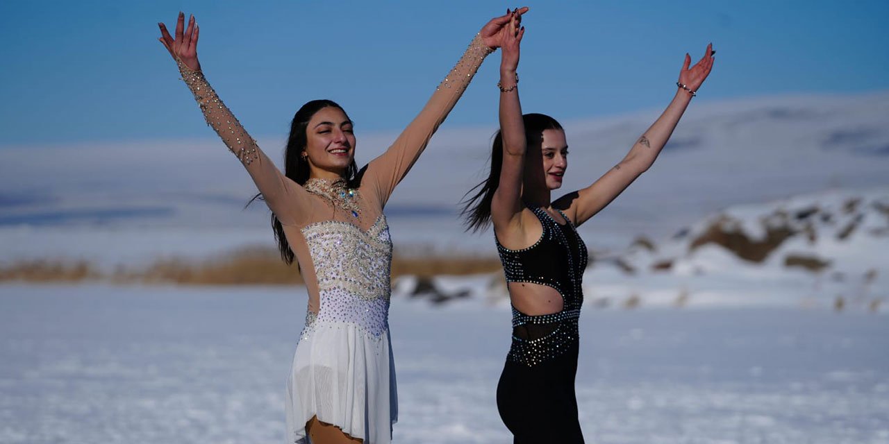 Türkiye Artistik Buz Pateni milli takım sporcuları Çıldır Gölü'nde gösteri yaptı