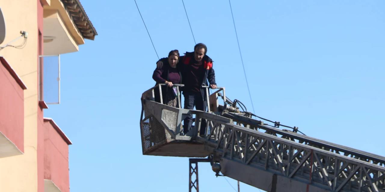 Yangında mahsur kalan 3'ü çocuk 7 kişi kurtarıldı