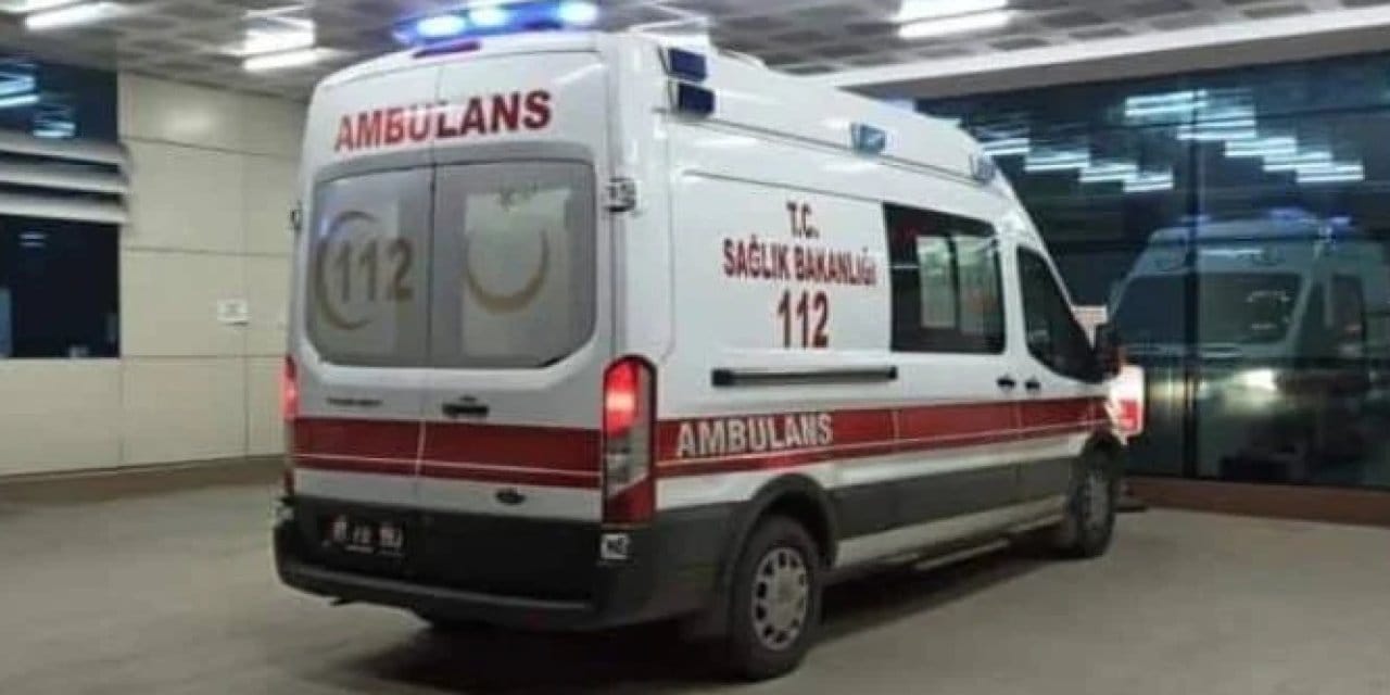 Çelik bariyere çarpan minibüsün sürücüsü ağır yaralandı