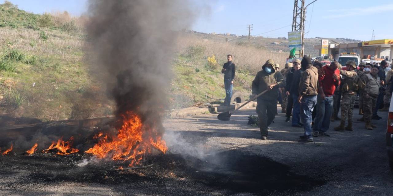Evlerine geri dönmeyen Kfarkela beldesi sakinleri, protesto düzenledi