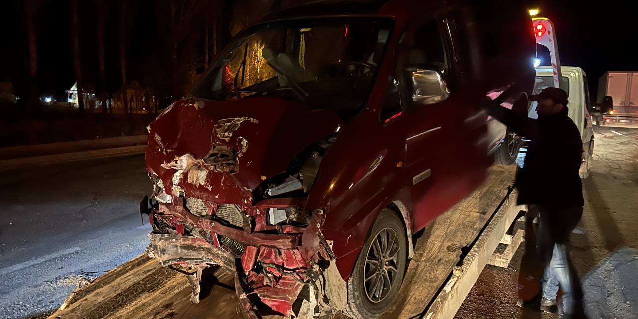 Hafif ticari araç ile minibüs çarpıştı: 2’si ağır 7 yaralı var