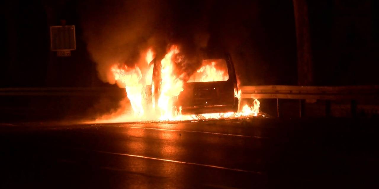 İstanbul'da otomobil yol ortasında alev elev yandı