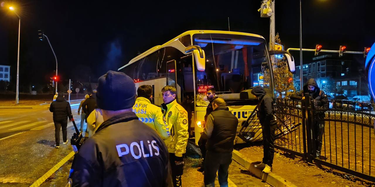 Yolcu otobüsü ile taksi çarpıştı: 4 yaralı