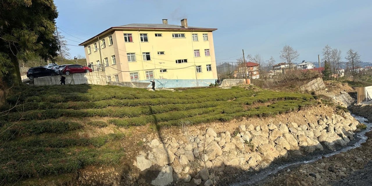 Okul bahçesi çöktü: Eğitime ara verildi