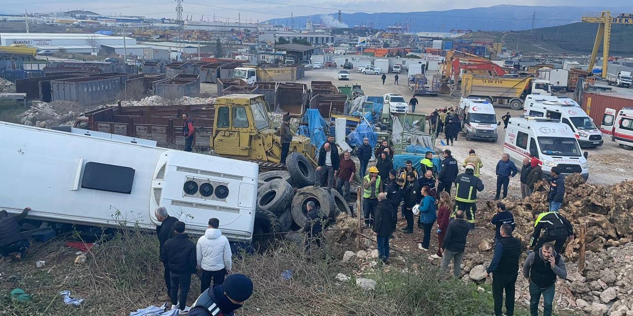 TIR'ın çarptığı işçi servisi şarampole devrildi: 9 yaralı