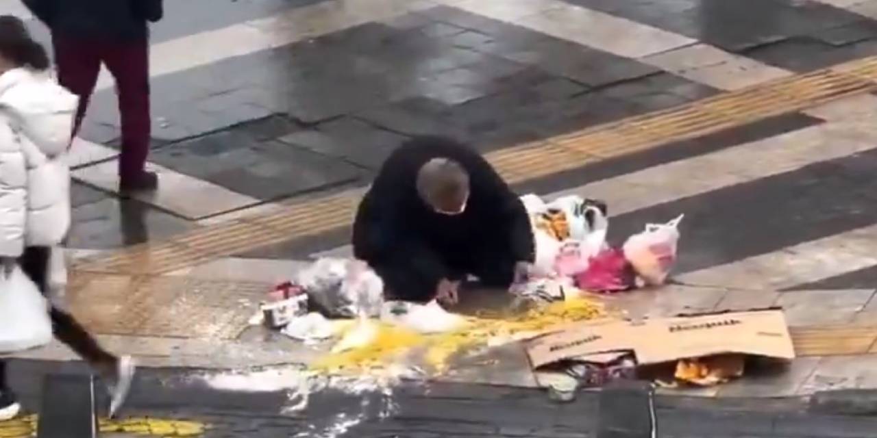 Erzak kolisini düşüren vatandaşın görüntüleri yürek burktu