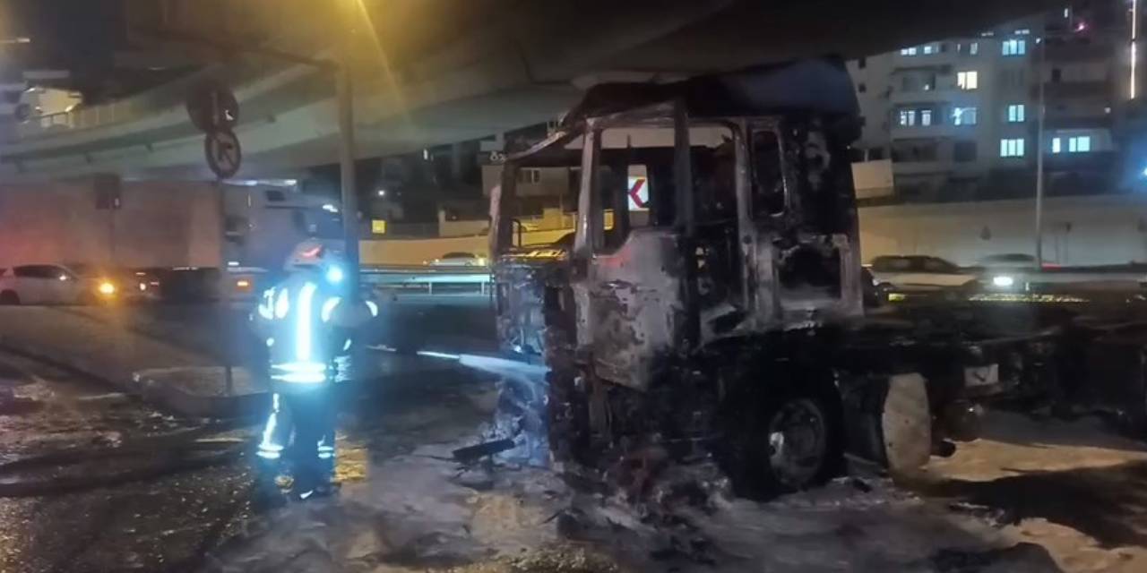 Seyir halindeki TIR yanarak kullanılmaz hale geldi