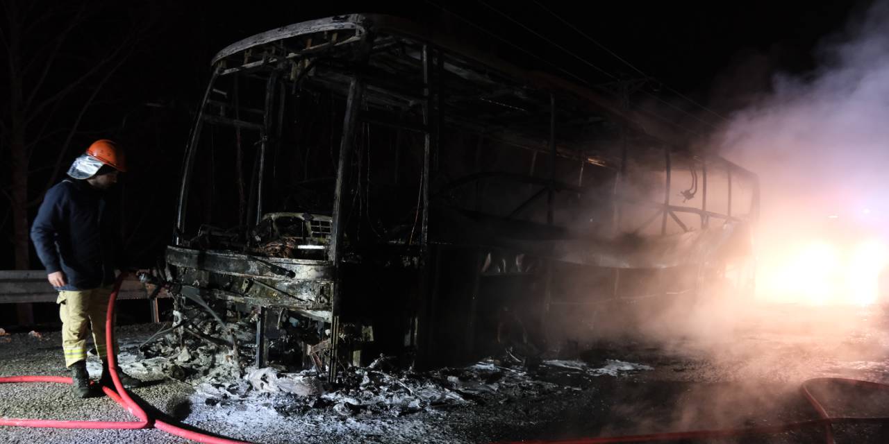 Yolcu otobüsü demir yığınına döndü