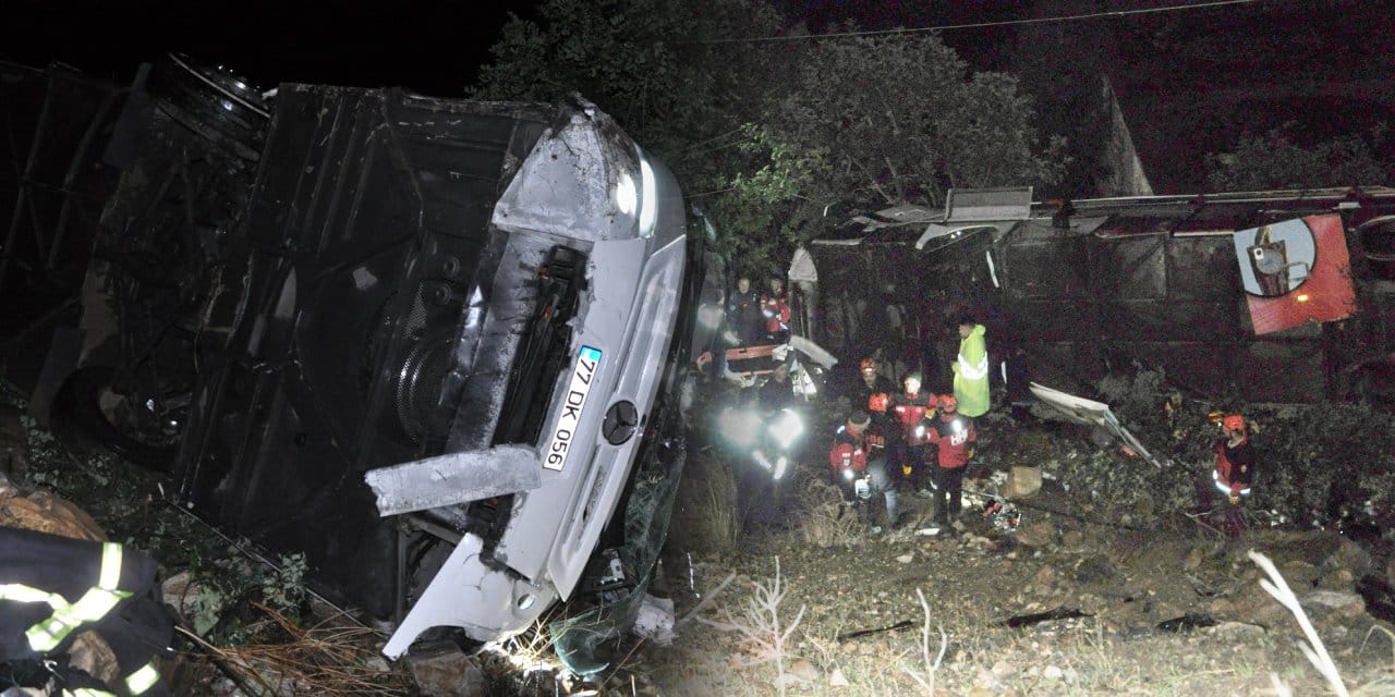 Yolcu otobüsü 25 metreden uçtu: 10 ağır 28 yaralı
