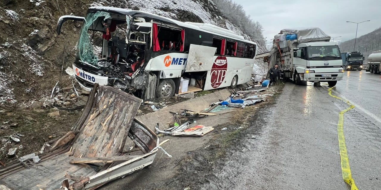 Yolcu otobüsü kamyonla çarpıştı: Sürücü öldü, 16 yolcu yaralandı