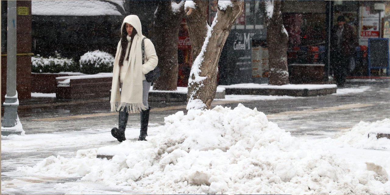 Kar yağışı bir anda başladı: Koca şehir bembeyaz oldu