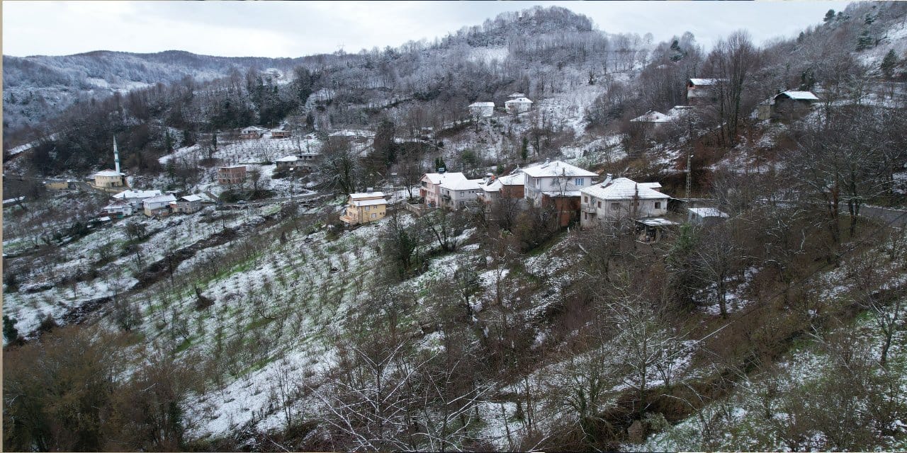 Kar yağdı da yağdı kalınlığı 10 santimetreyi aştı