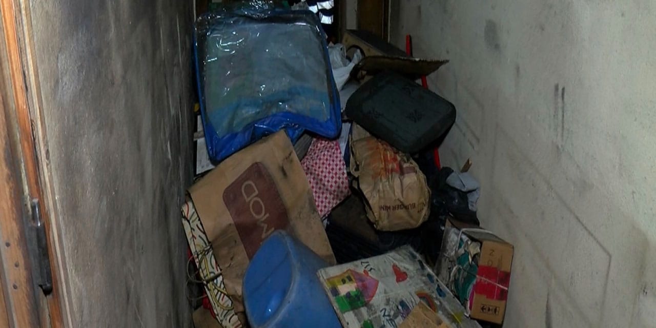 Babasının 10 yıllık birikimini çöpe attı