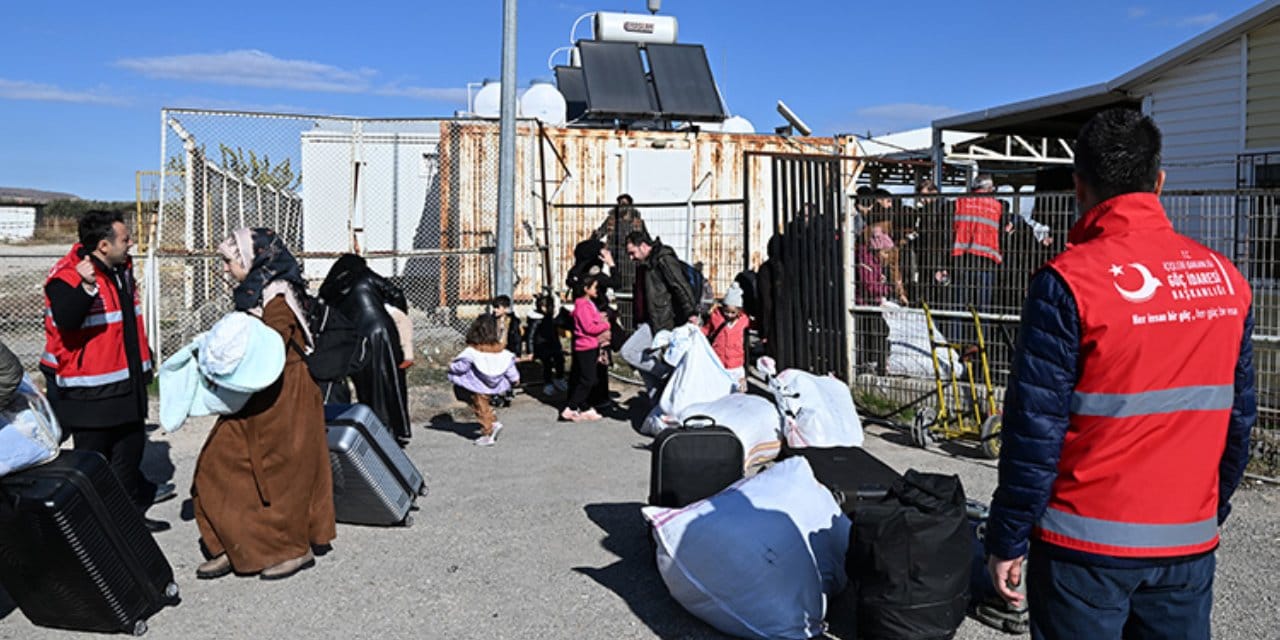 Türkiye'den giden Suriyeliler pişman olmuş: Geri dönmek için harekete geçtiler