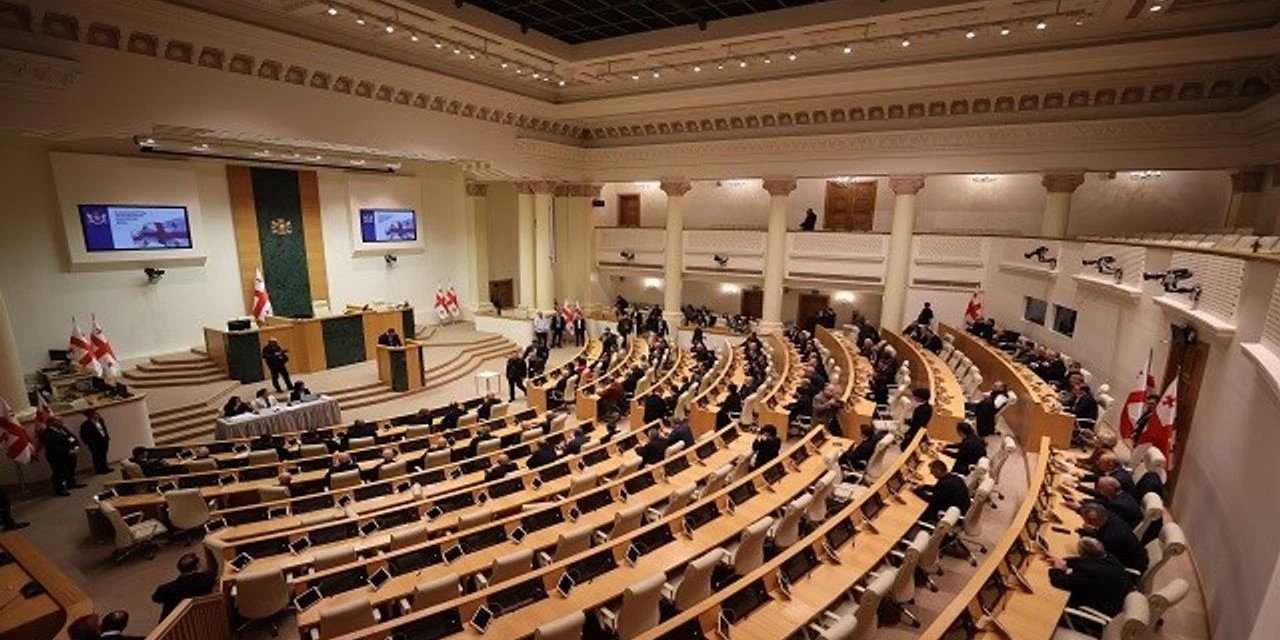 Meclis'e gitmeyenlerin milletvekilliği düşürüldü