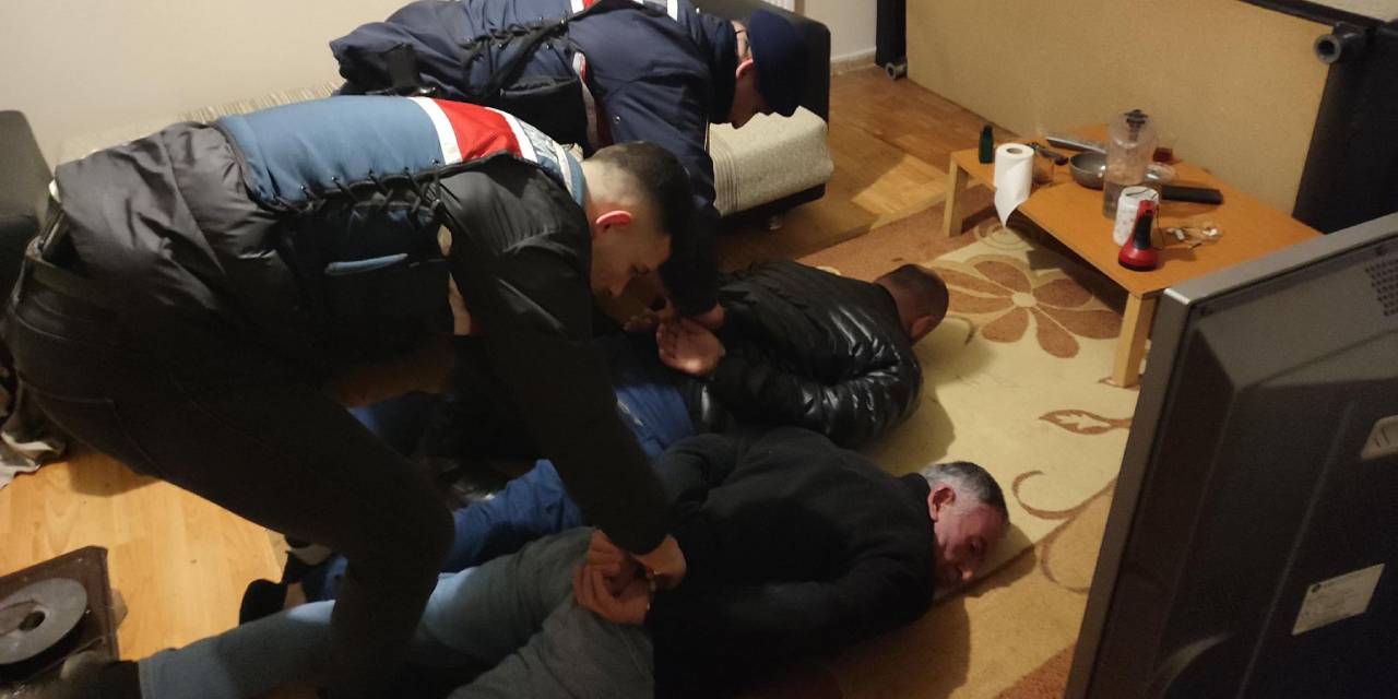 Silah zoruyla cep telefonu gasbeden iki şüpheli yakalandı