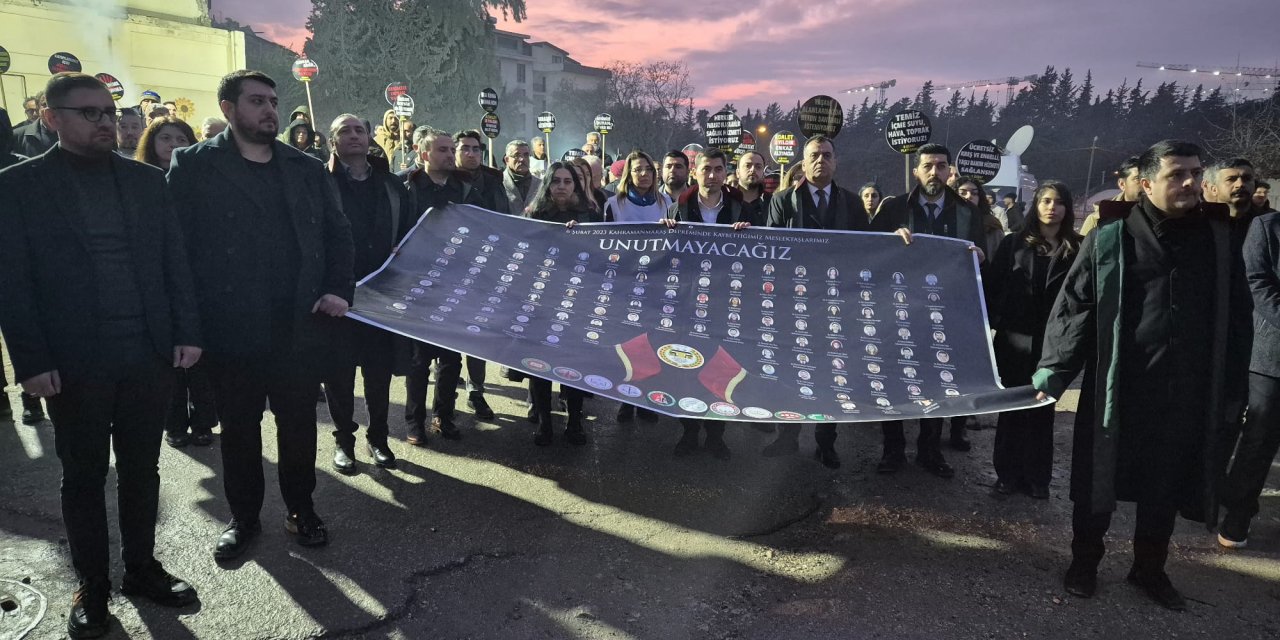 Depremde yitirilen hukukçular için 'sessiz' yürüyüş