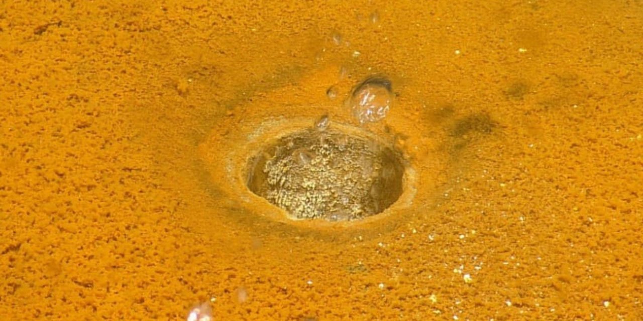 Türkiye’nin yanı başında: Yanardağ altın püskürtüyor