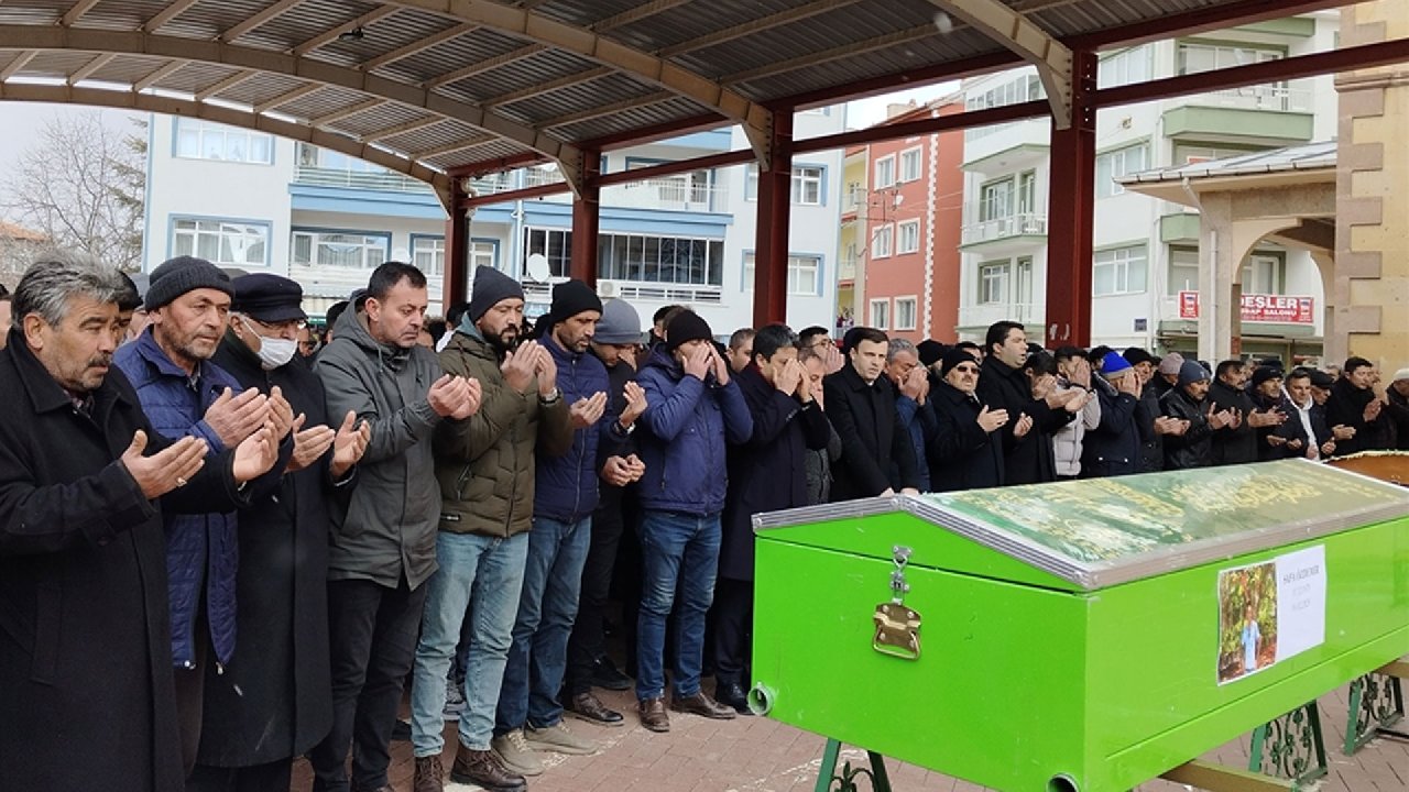 İsrail'in hava saldırısı sonucu hayatını kaybeden Sezer Özdemir son yolculuğuna uğurlandı