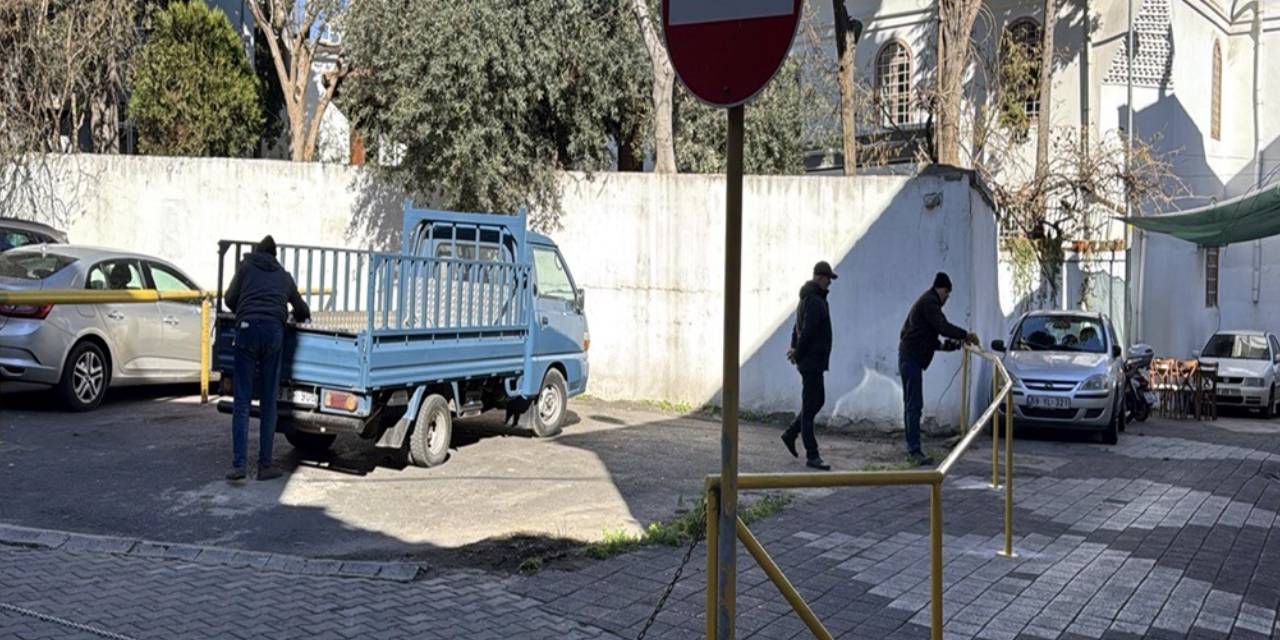 'Tapulu arazim' deyip sokağı demir bariyerle kapattı