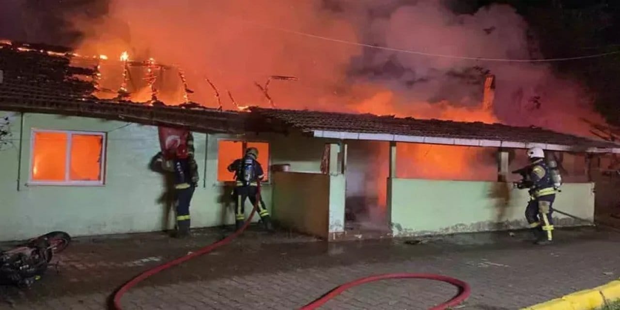 73 yaşındaki annesini başkasıyla ilişkisi var diye eviyle yakmaya kalktı