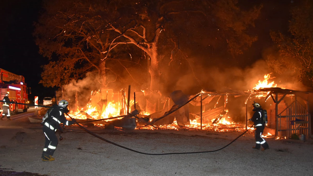 Bursa'da bir manav alev alev yandı