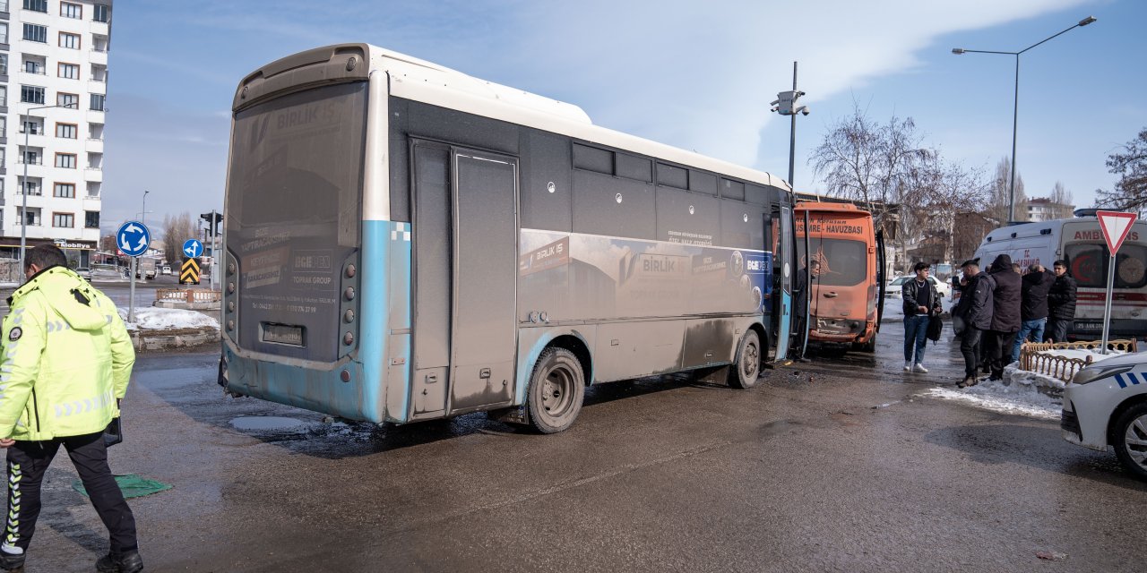 Erzurum'da halk otobüsü yolcu minibüsüne çarptı 4 kişi yaralandı