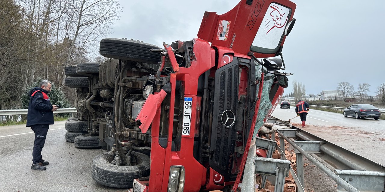 Sinop'ta kamyon devrildi: Sürücü yaralandı