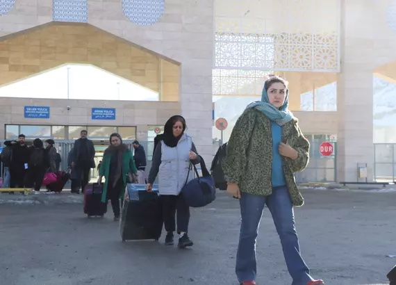 Valizini kapan akın akın Van'a geldi: Tam 719 bin kişi