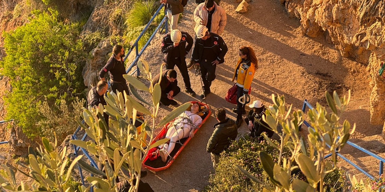 Antalya'da falezlerden düşen Rus kadın yaralandı