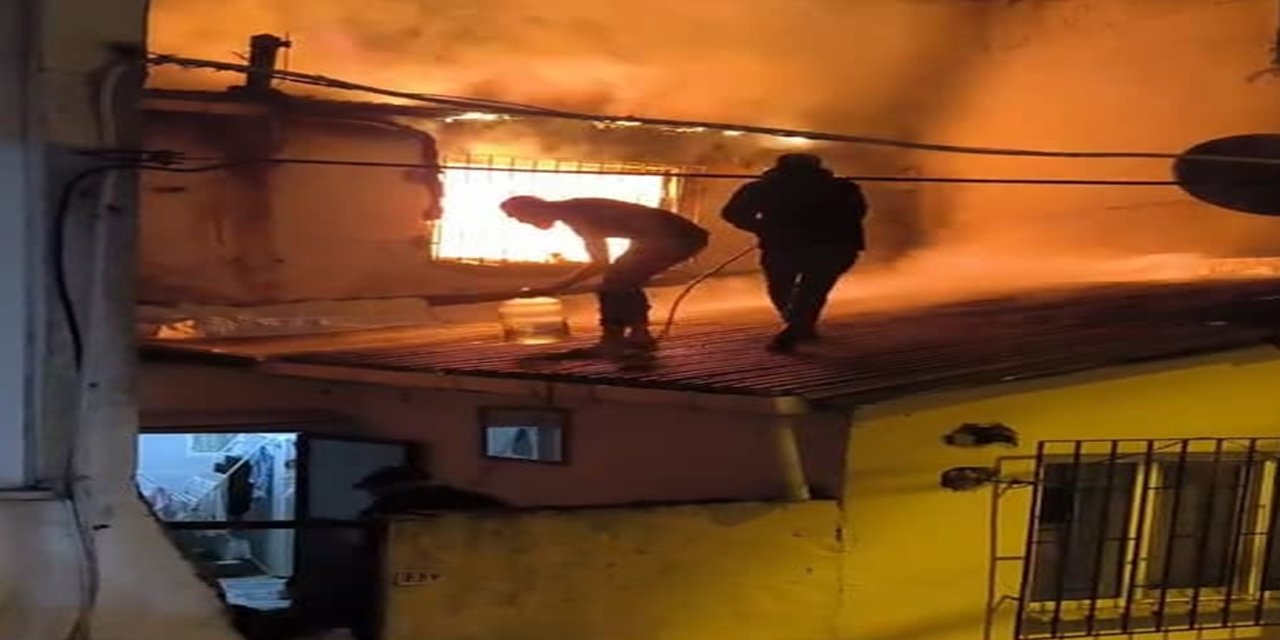 Beyoğlu’nda yangın: Mahalleli damacanalarla yardım etti