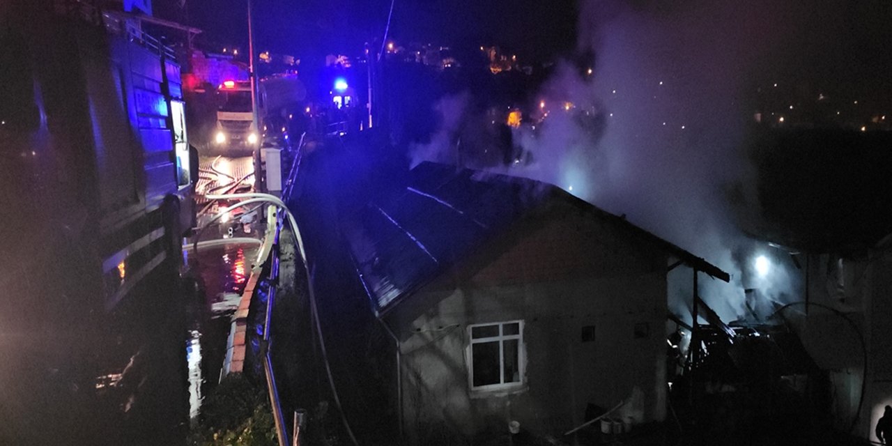 Kömürlükte ısınmak için yaktığı ateş yangına dönüştü