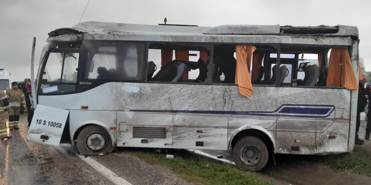 Servis midibüsü devrildi: 18 yaralı