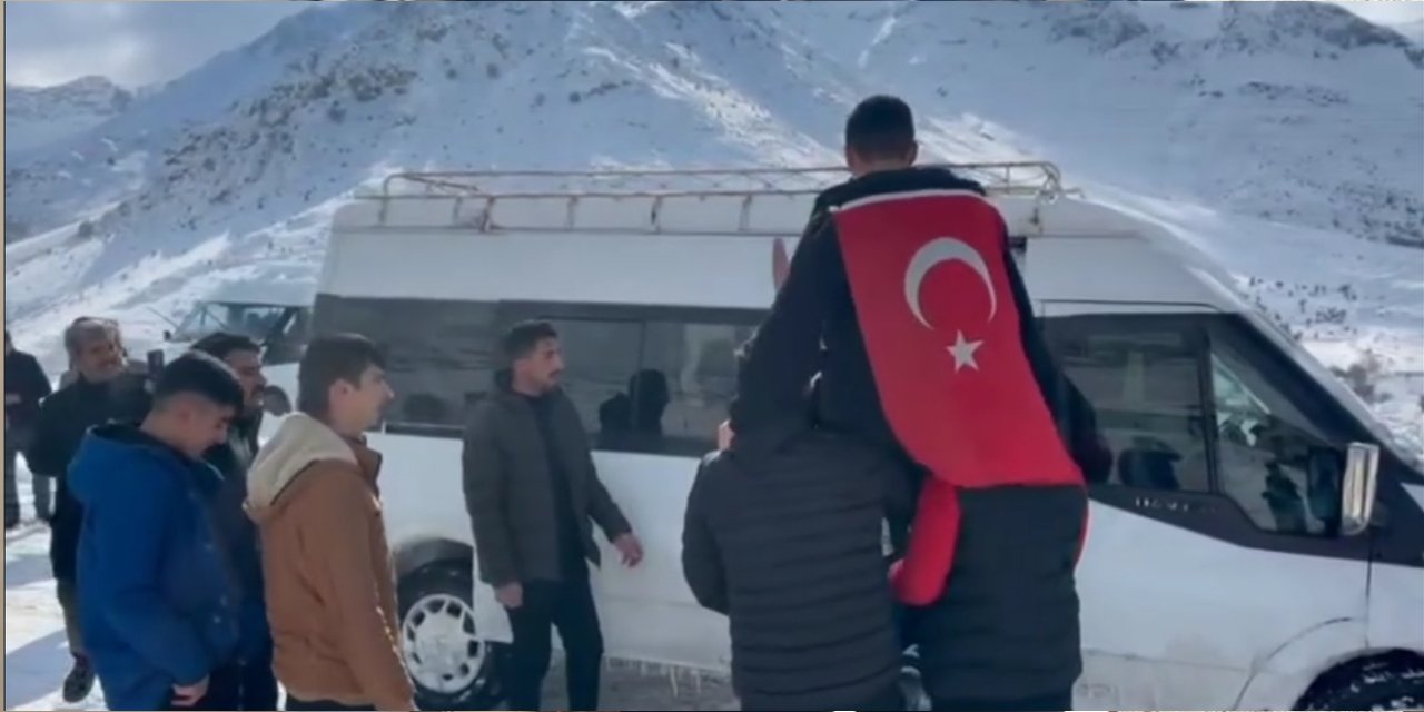 Kar nedeniyle kapanan yol asker için açıldı