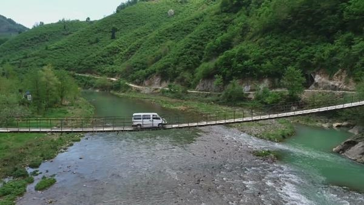 Ölümle burun buruna! Köylerine asma köprüden geçerek ulaşıyorlar