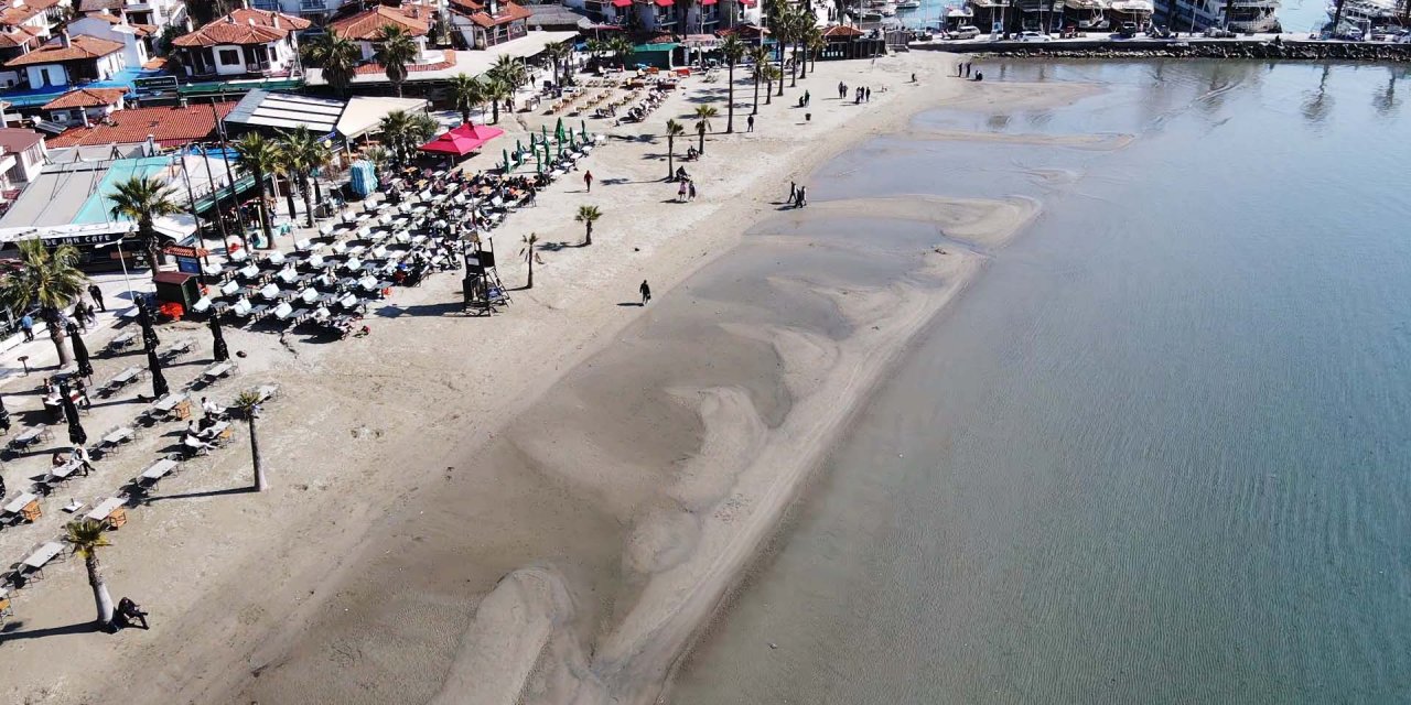 Muğla'nın Akyaka sahilinde deniz suyu yaklaşık 30 metre çekildi