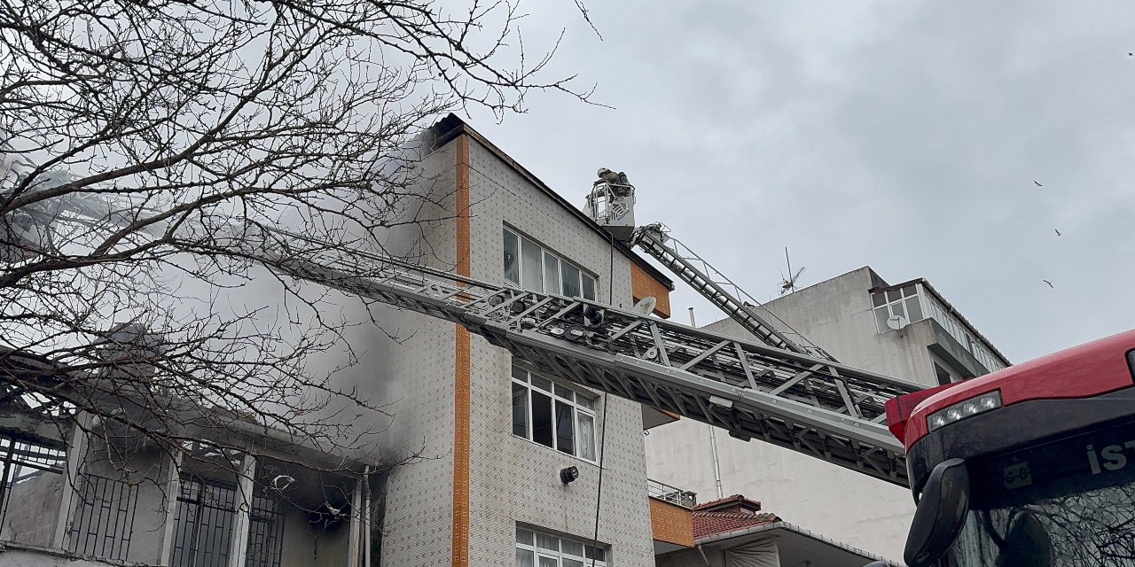 Küçükçekmece'de iki katlı apartman alev alev yandı