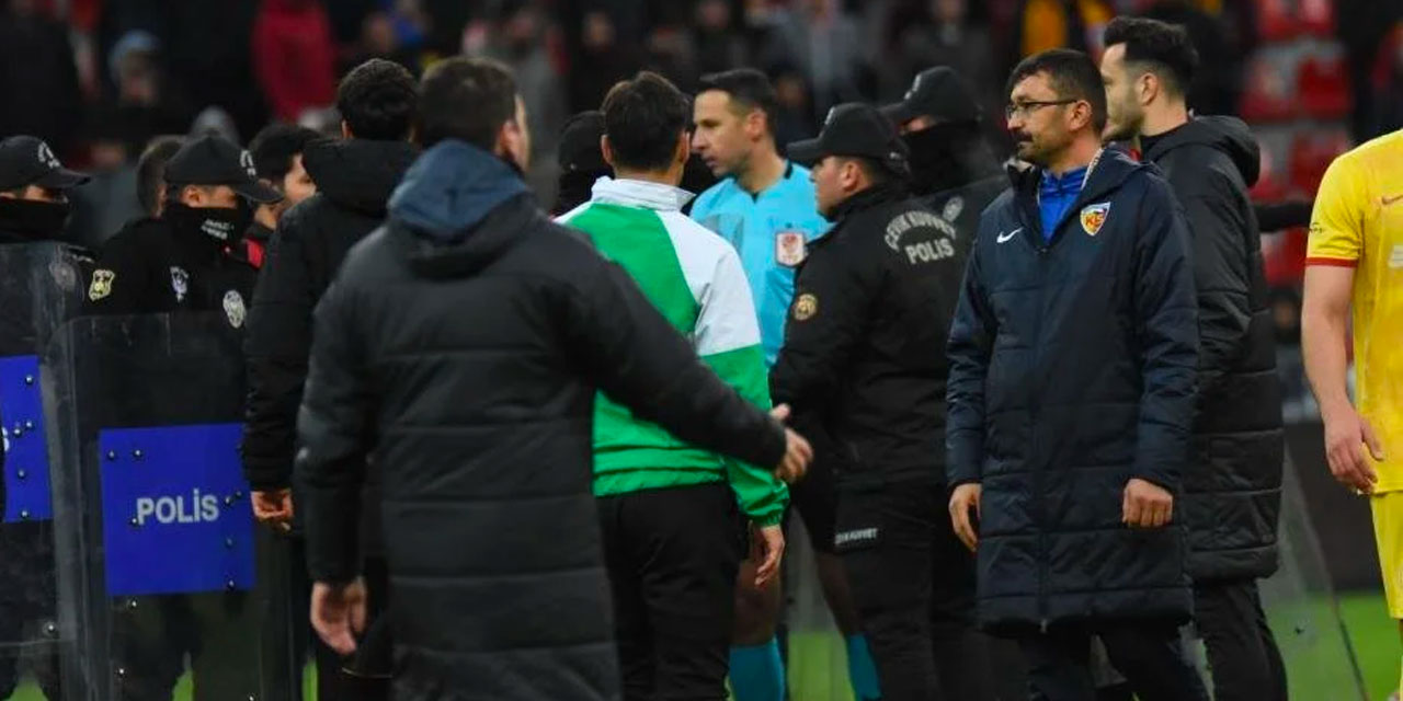 Süper Lig maçında yöneticiler sahaya indi: Koşa koşa hakemin yanına gittiler