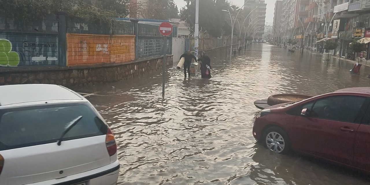 Kızıltepe'de sağanağın etkisiyle yollar göle döndü