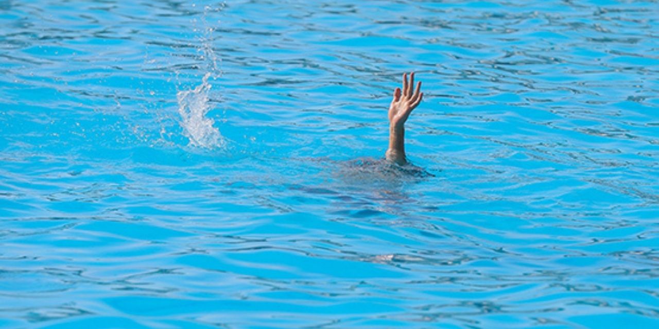 Eminönü'de denize düşen kadını balıkçılar kurtardı