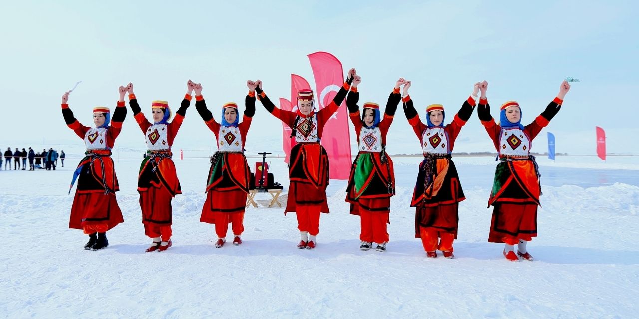 Kars'ta Çıldır Gölü Buz Şenliği yapıldı