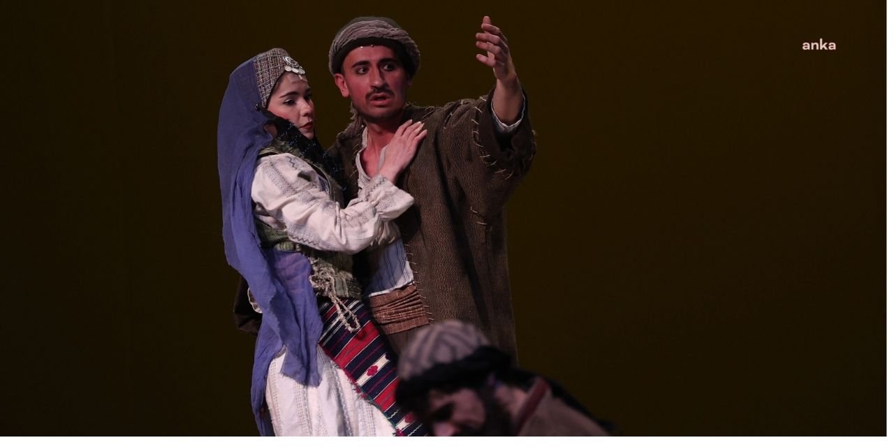 CHP Lideri Özel, Beşikçioğlu ile müzikalin prömiyerine katıldı