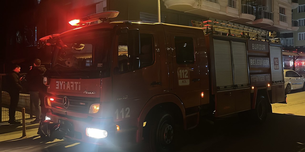 Kafede çıkan yangında 2 çalışan dumandan etkilendi